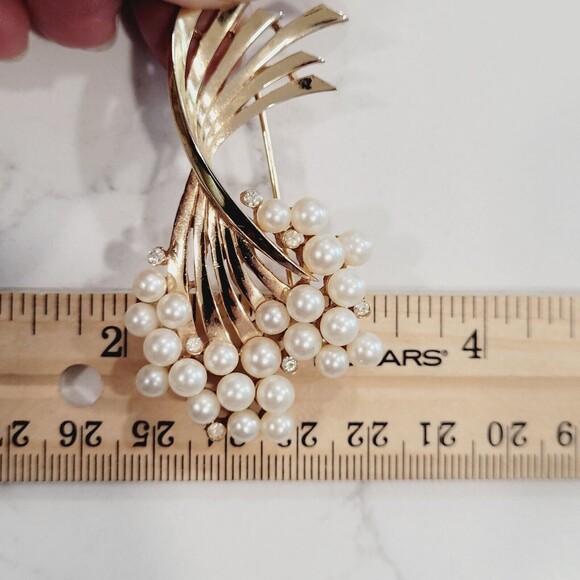 Crown Trifari Faux Pearl Rhinestone Swirl Brooch Gold Tone Cluster Bouquet MCM - Picture 10 of 16